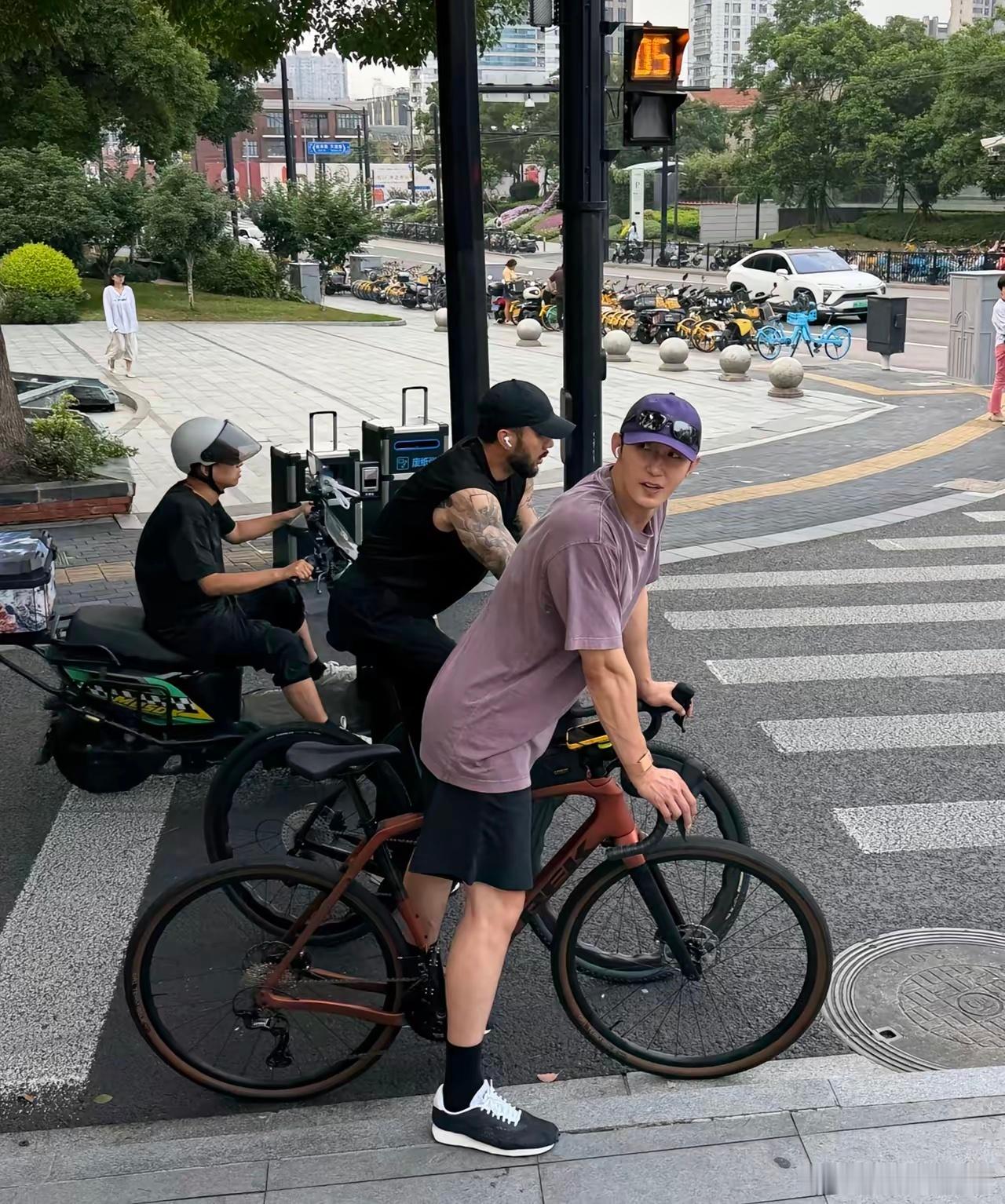 黄景瑜和朋友在上海街头骑自行车被偶遇，他现实中真人比电视剧里还帅气 