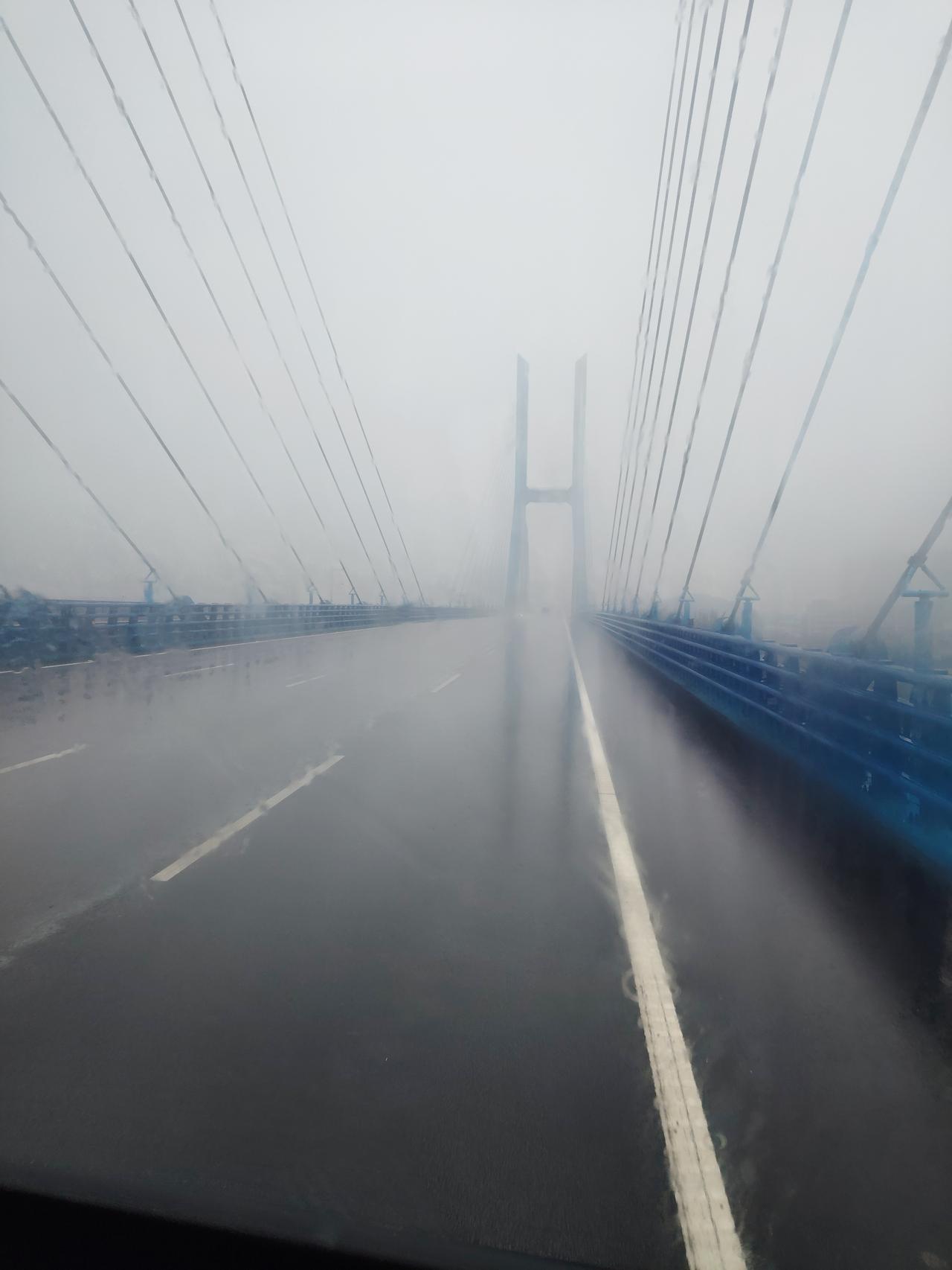 武汉今天下雨，雾气蒙蒙，像仙境一样的城市。
 
平日里热闹喧嚣的江城，一场细雨落