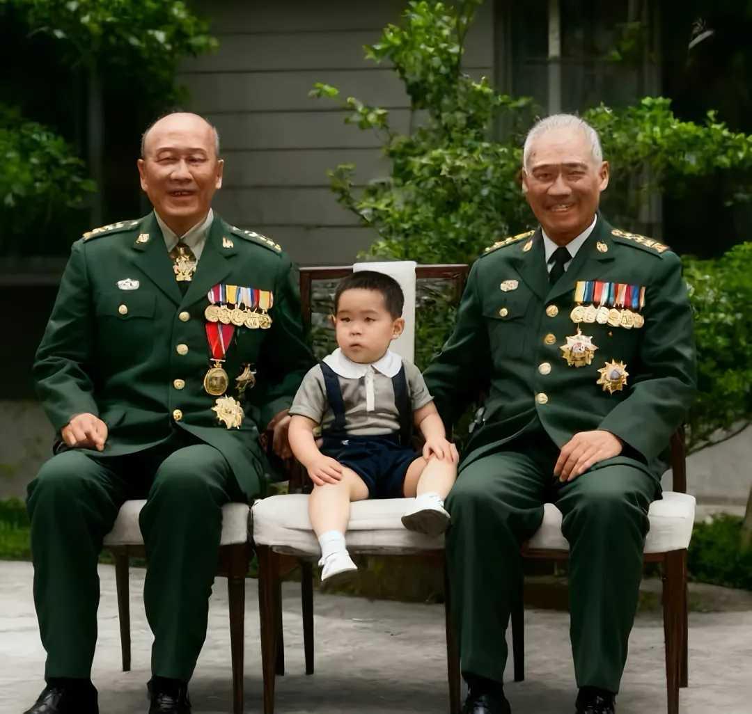 两位国军将领的合影，中间坐着一个孩子，把两家人的命运全连在了一起。考考你，这是谁