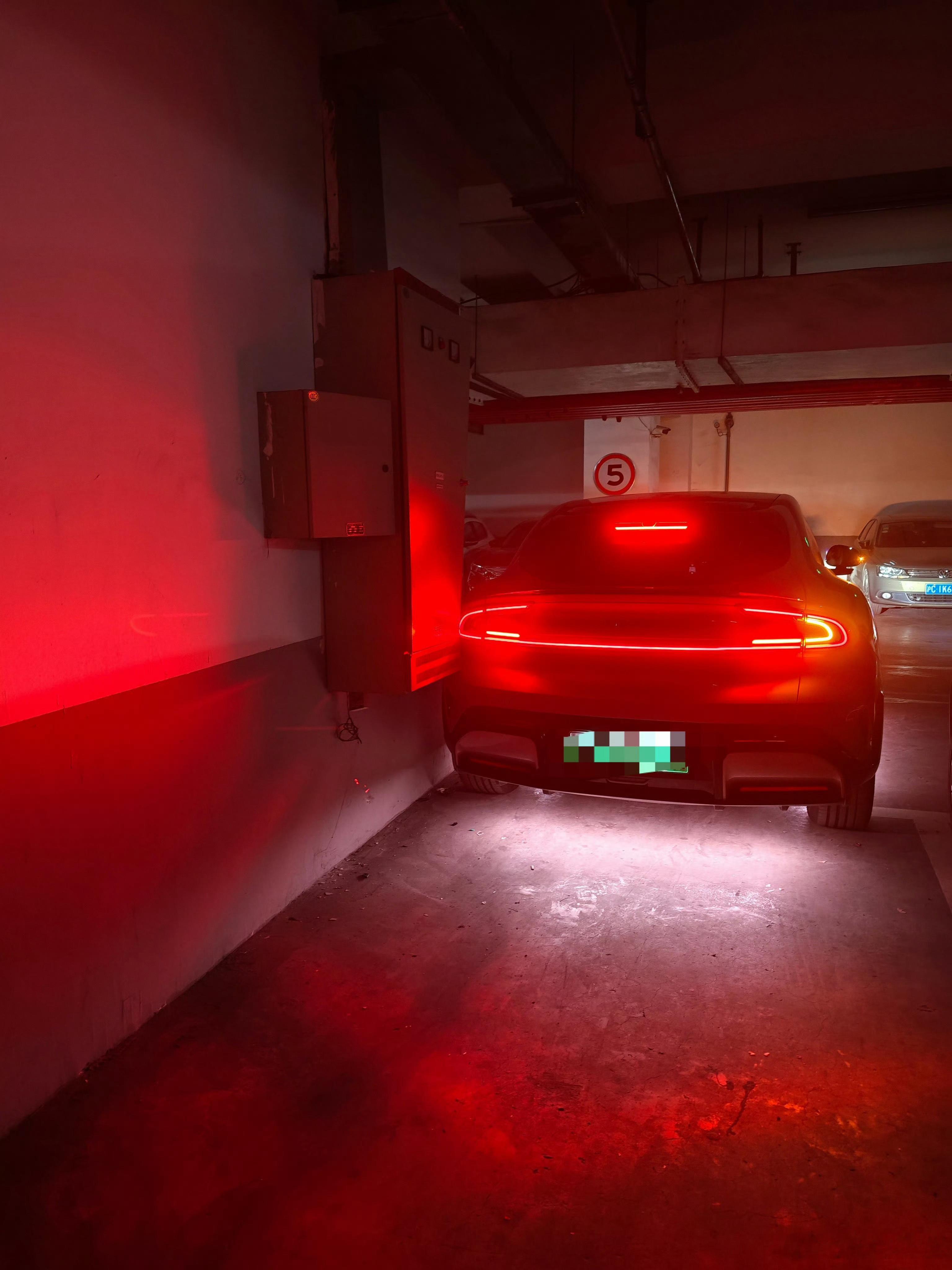 小米YU7自动泊车过程中发生碰撞现在看，市面上的几个主流主机厂都无法很好的处理这