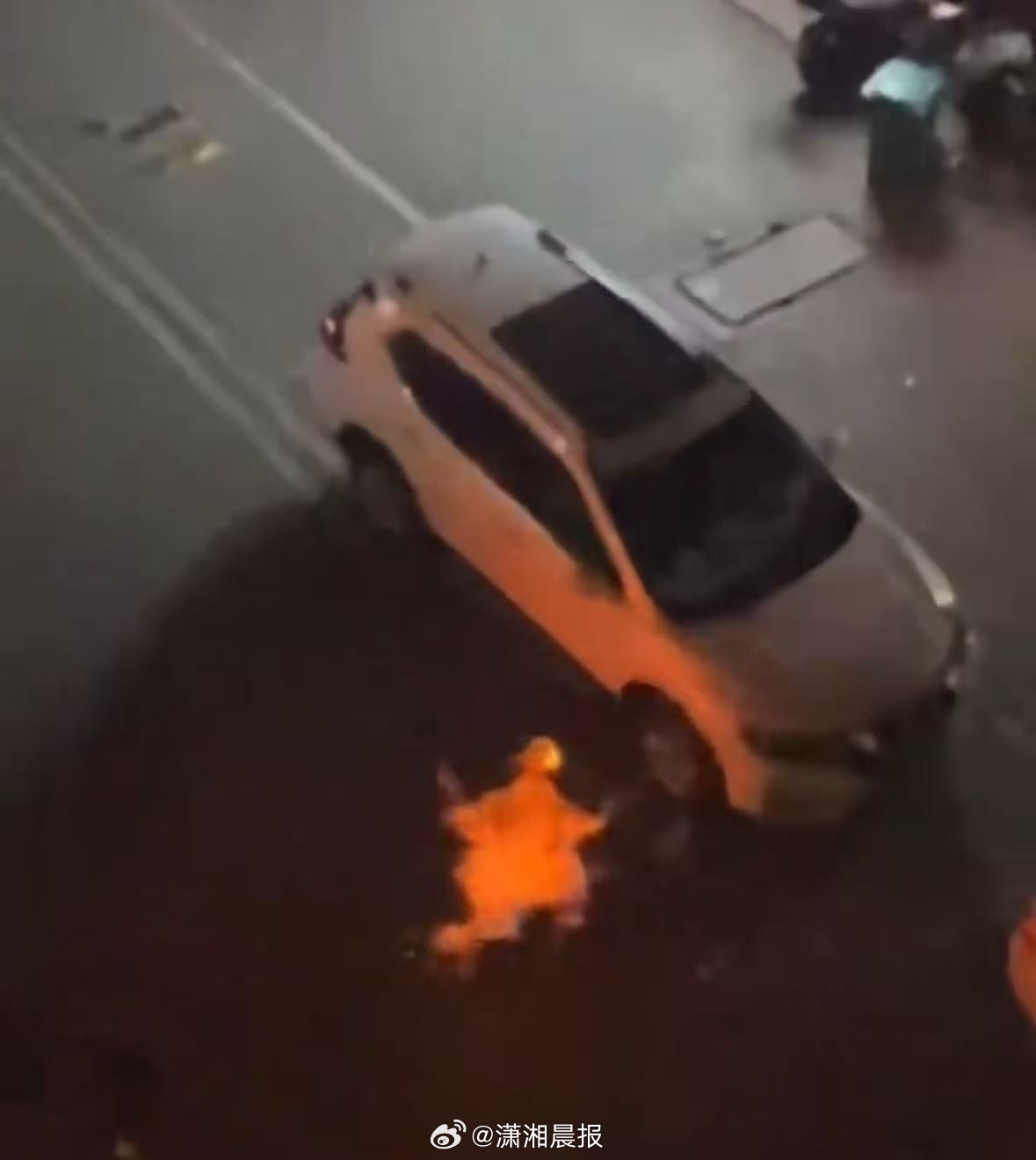 【南宁一#餐馆液化气罐燃烧一人浑身着火逃出#】#多方回应液化气罐燃烧一人着火逃出