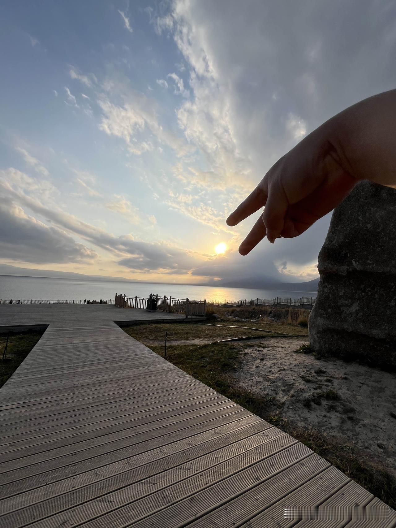 坐在赛里木湖边看落日时，总觉得时间会慢下来。云层像被揉皱的棉絮，一半沉在深蓝的天