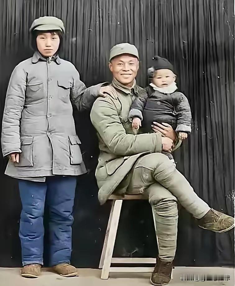 1944年延安一张全家福，一家三口笑容质朴，拍完仅3天，全家即刻分离
 
194