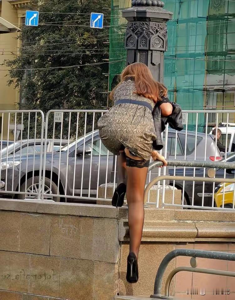 时尚穿搭指南：优雅裙装与高跟鞋的完美结合