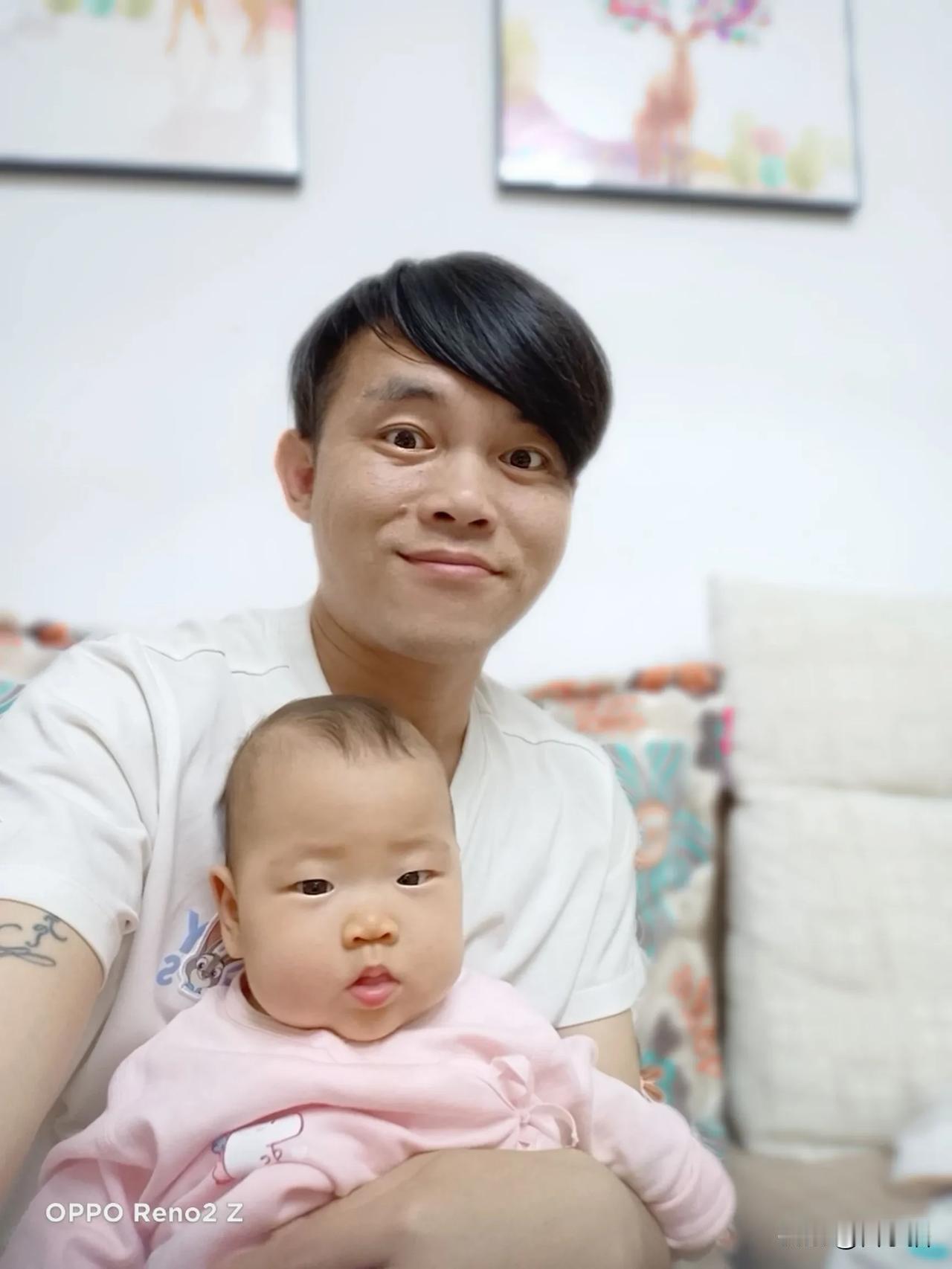 父女情深，岁月静好。看着小宝儿一点点长大，心里满是欣慰。
女儿成长的每一个瞬间都