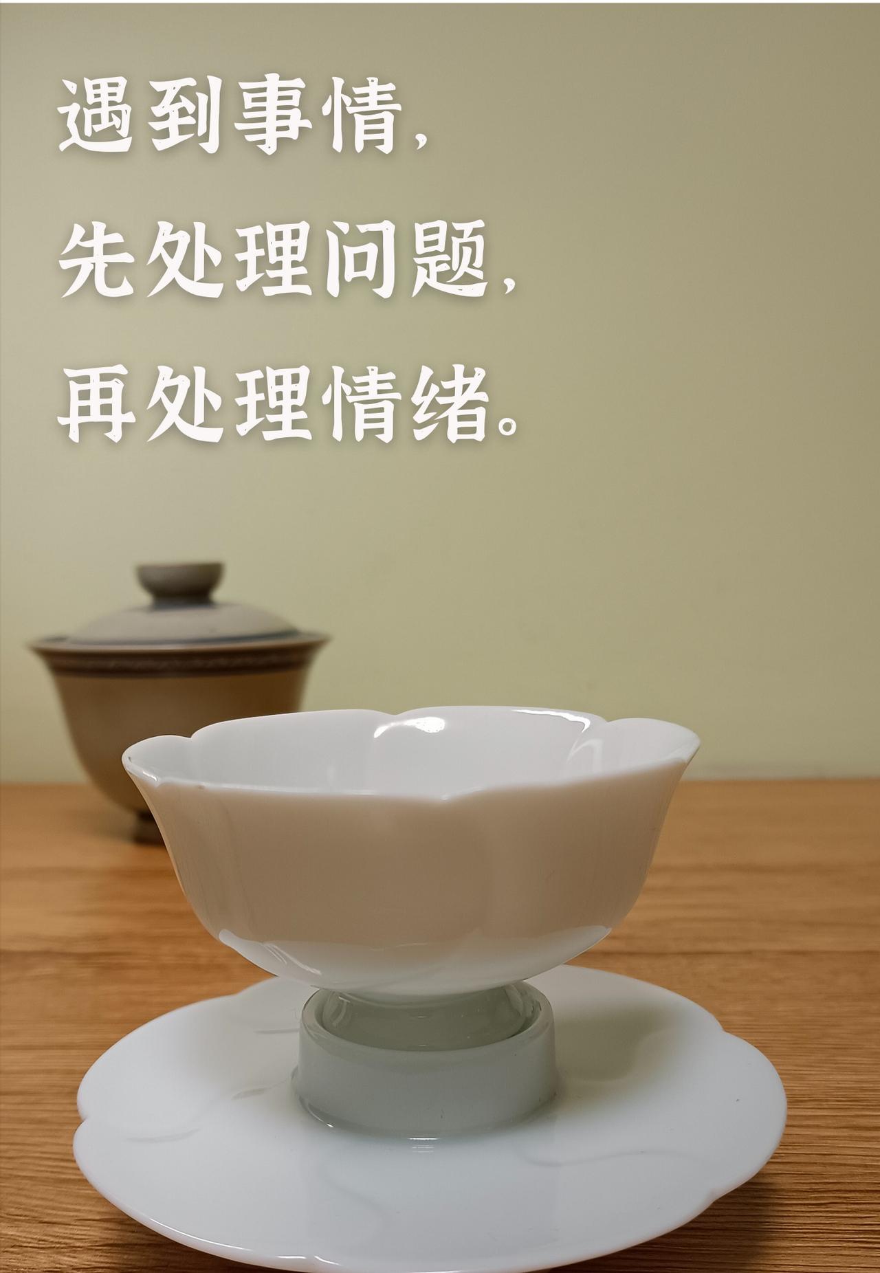 你有没有发现，很多中年女性得了“习惯道歉”？
昨天和闺蜜聊天，她讲的一件事，我听