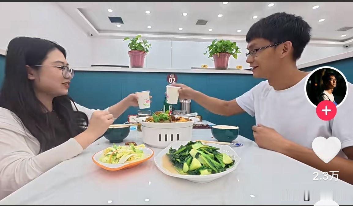 笑死在唐尚珺的评论区。

唐尚珺和小周在西北带货，已经第五天了，每天工作到凌晨2