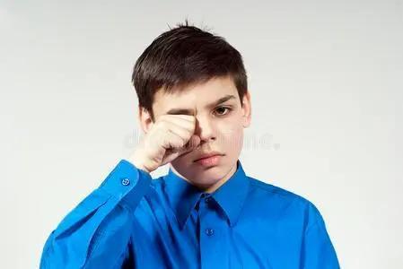 眼睛要这样养
不少朋友在被电子产品增加了眼睛的负担。长时间地看电脑、看手机，源源