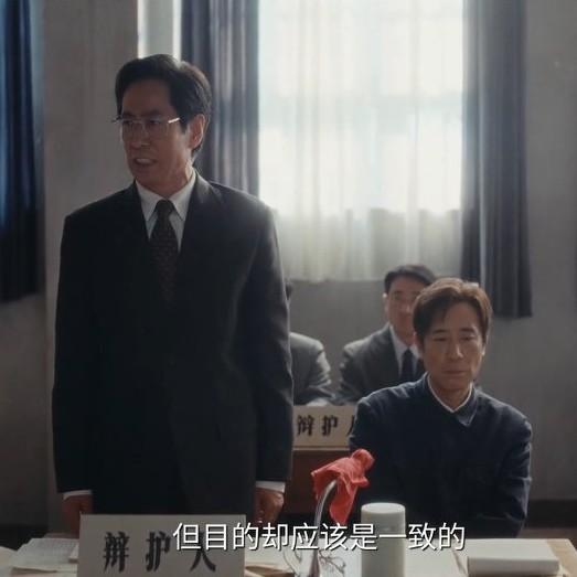 《重器》中，成泰燊饰演的律师秦志高终于能挺直腰杆为李乡辩护，这场景实在令人心潮澎