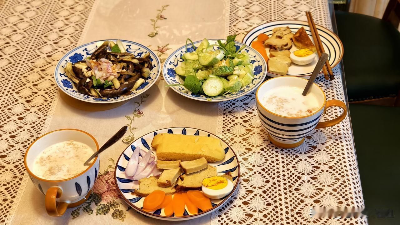 今天早餐。
蒸茄子，拌了蒜酱；拍黄瓜拌芝麻菜。
还有素鸡豆腐。
主食盘子里东西多
