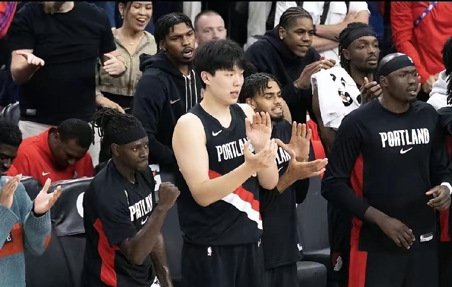 场边的杨瀚森鼓着掌，脸上看着还算轻松！连续七场出场后，他又被斯普利特dnp了！