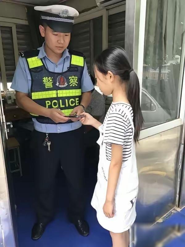 南京，一小学生捡到手机主动交到交警岗亭，失主取回手机时意外发现，这个拾金不昧的十