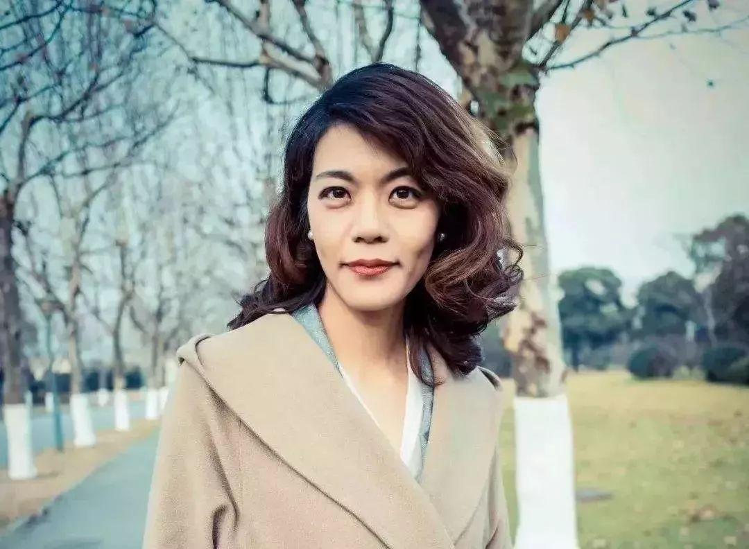 真诚的建议大家：
“看书，大量地看书，尽快。不要看普通文学，看政 治、历 史、人
