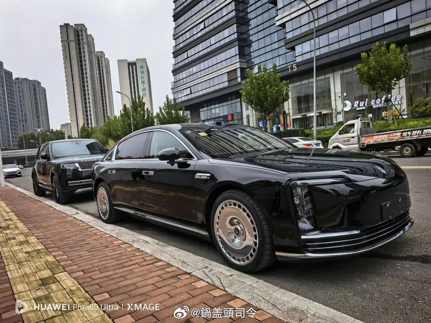 每次让同事拉我出门，都得问我选哪辆车。一会下午去开一个重要会，必须得坐尊界去，接