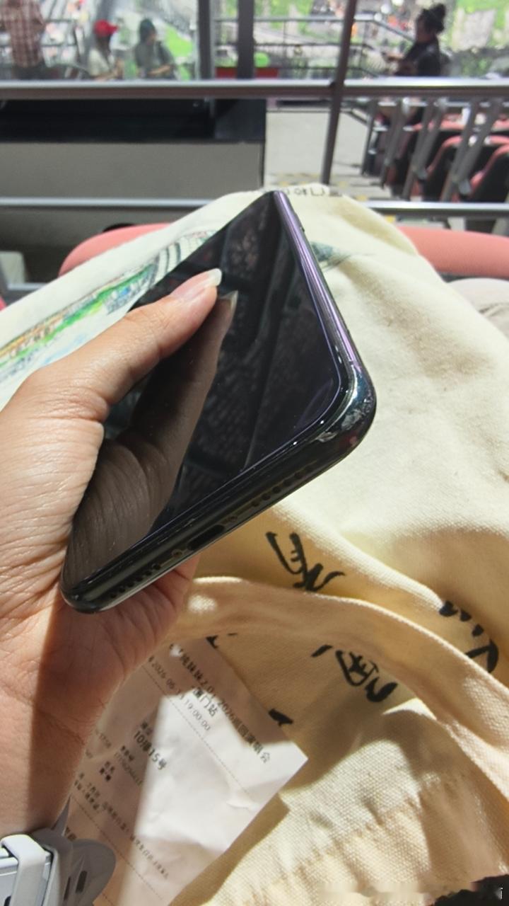 投稿我出租了一个苹果se3给同宿舍楼的同学，一下午十块钱，现在她给我拍照说不小心