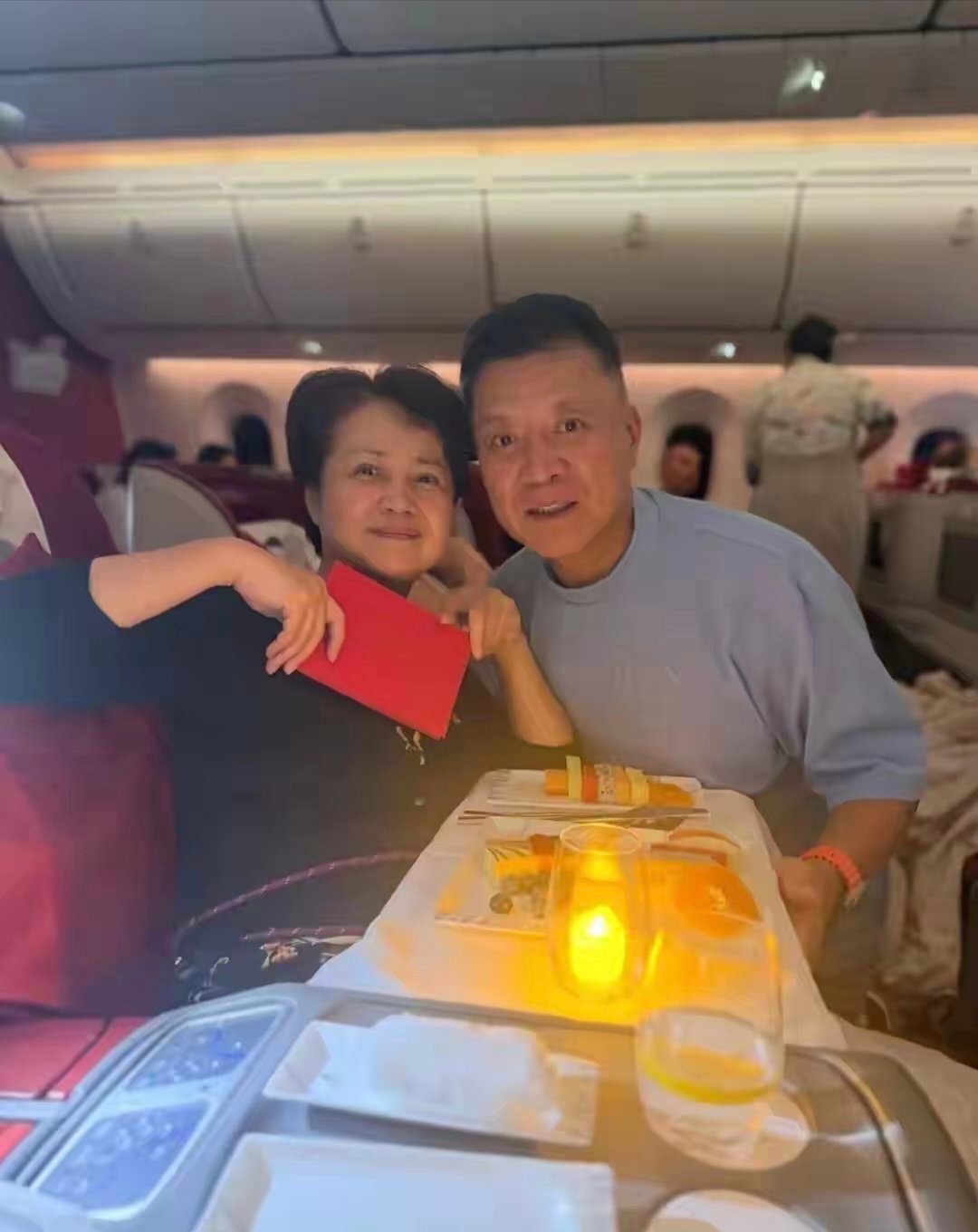 60岁茹萍被宠成公主！刘之冰陪她在比利时庆生，女儿奚望贴身陪伴，没有大排场，全是
