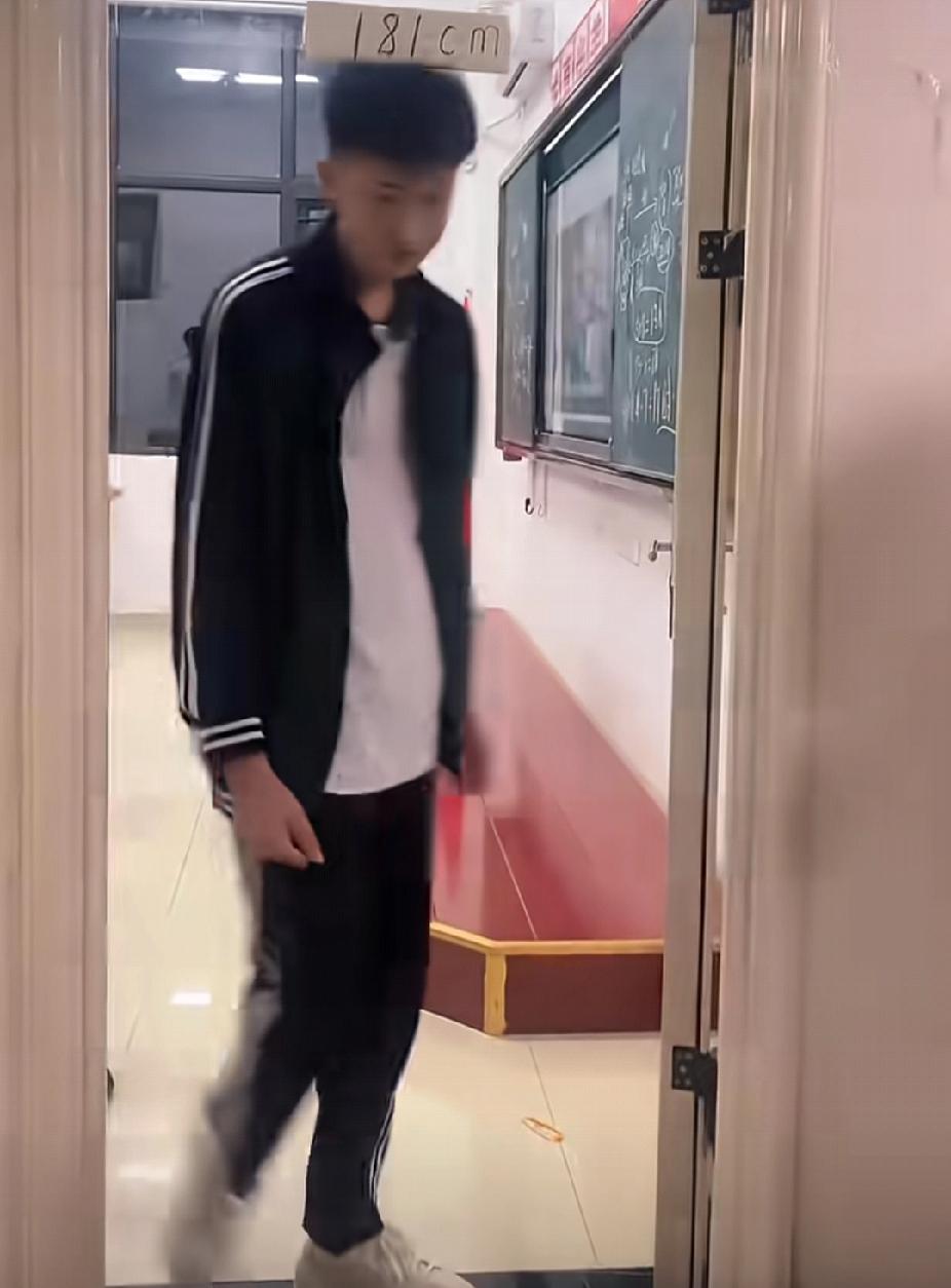 山东高中生贴181标签展示身高，个个霸道总裁既视感！网友：“第一个女生低头出来我