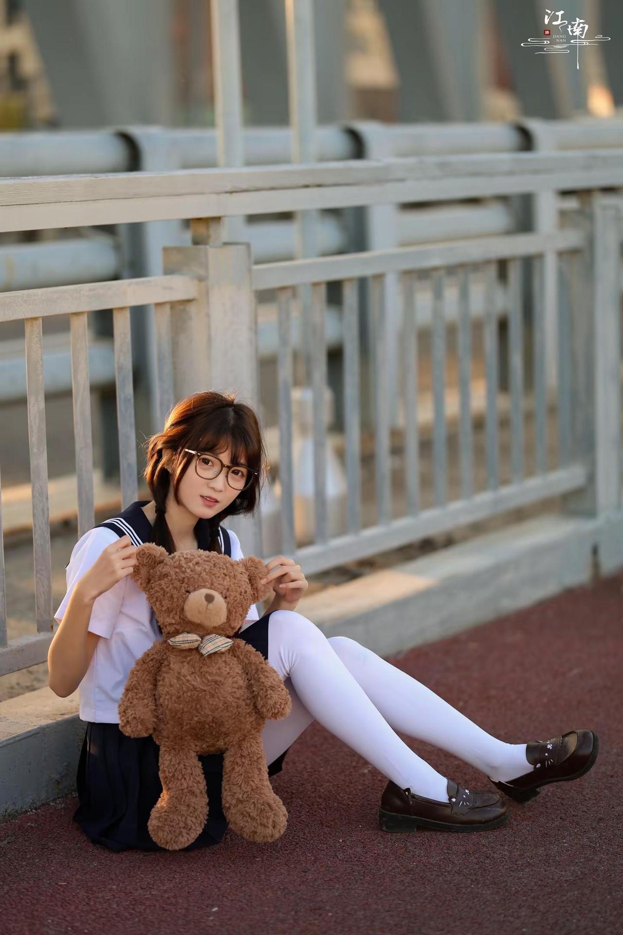 这次是白色的。日系 萌妹子 外拍 水手服