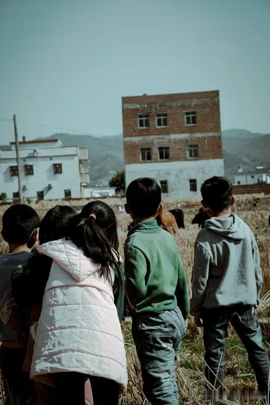 说的确实在理，农村人想改变生活，孩子上学、就业、就医养老等方面确实有很多现实利益