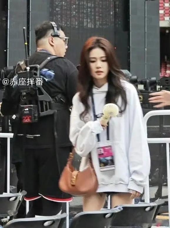 虽然白鹿是真的很美，但这个天气穿卫衣不热吗～ ​​​