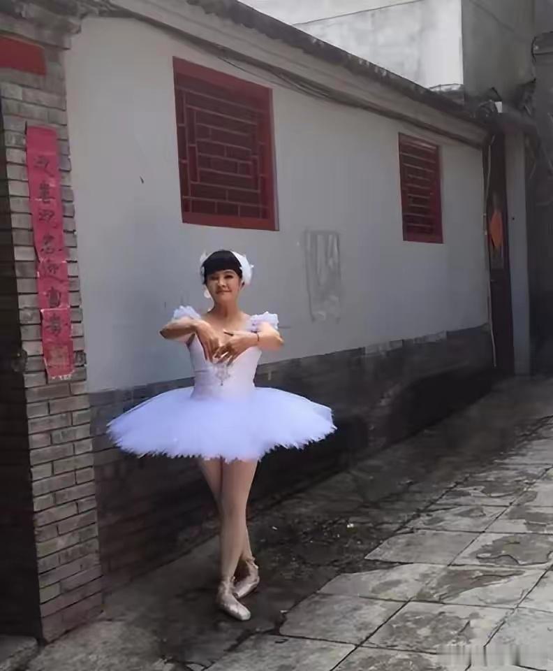 70岁梁丹妮跳芭蕾，侧手翻倒立秀火辣身材，网友：难怪冯远征喜欢！！ ​​​
