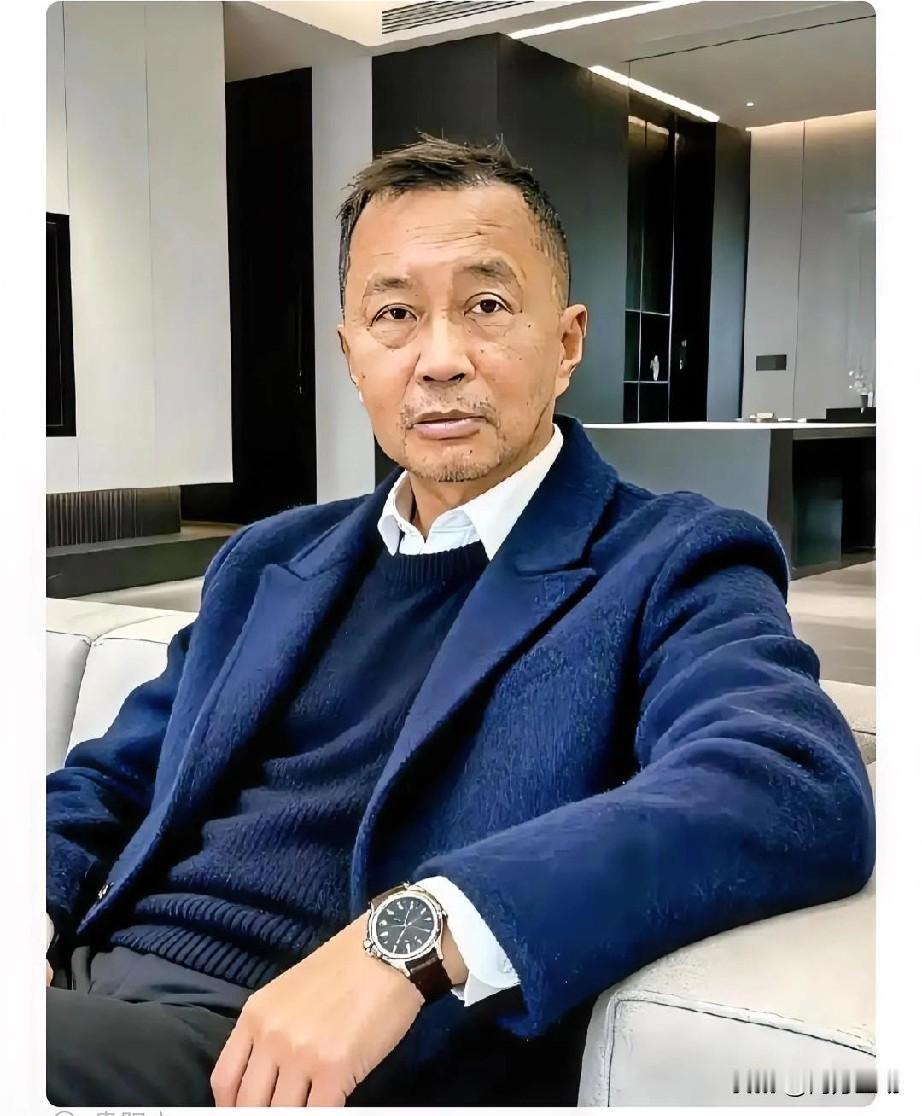 沈巍如今摇身一变成了带货主播，卖书、卖茶叶、卖字画。有人就问：长此以往，沈老师能