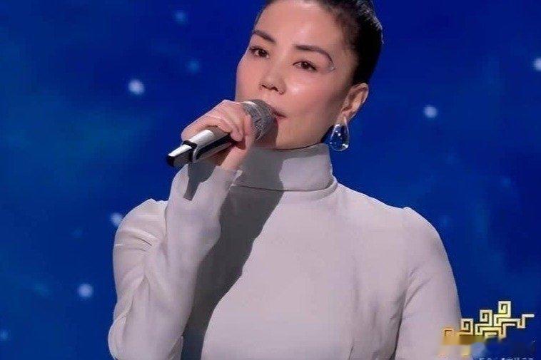 凤凰新闻【央视春晚收视率破40%！王菲二度被质疑假唱，知名乐评人吐槽其假唱还难听