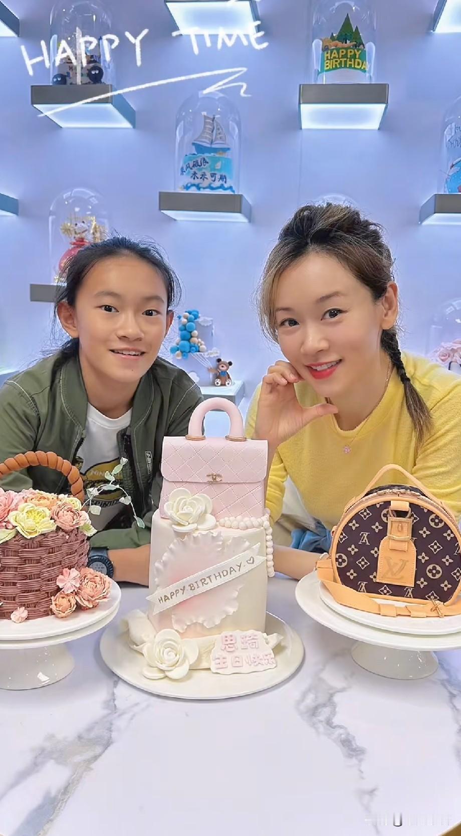 46岁杨思琦生日近照曝光！和12岁女儿同框像姐妹，单亲妈妈活成了逆袭范本
 
近