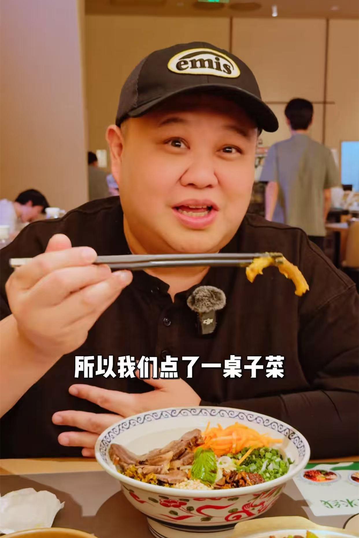 相声演员孙越带着团队成员聚餐，点了满满的一桌子菜，好吃到要飞起来。
昨日，孙越分
