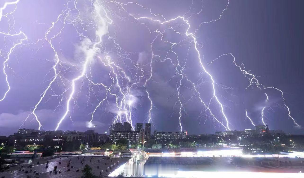 朋友拍的闪电图挺震撼 