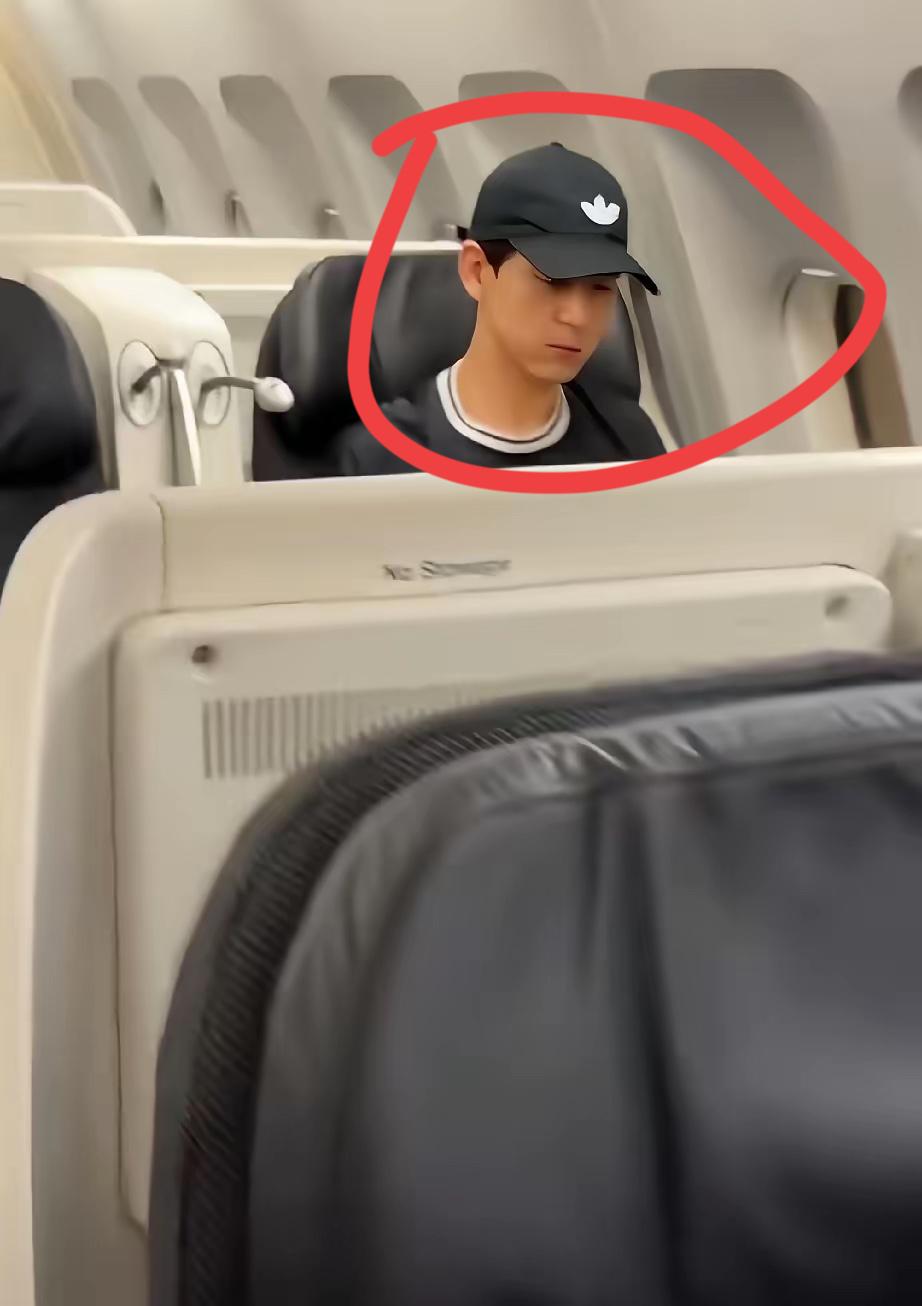 李现坐的飞机是经济舱还是头等舱