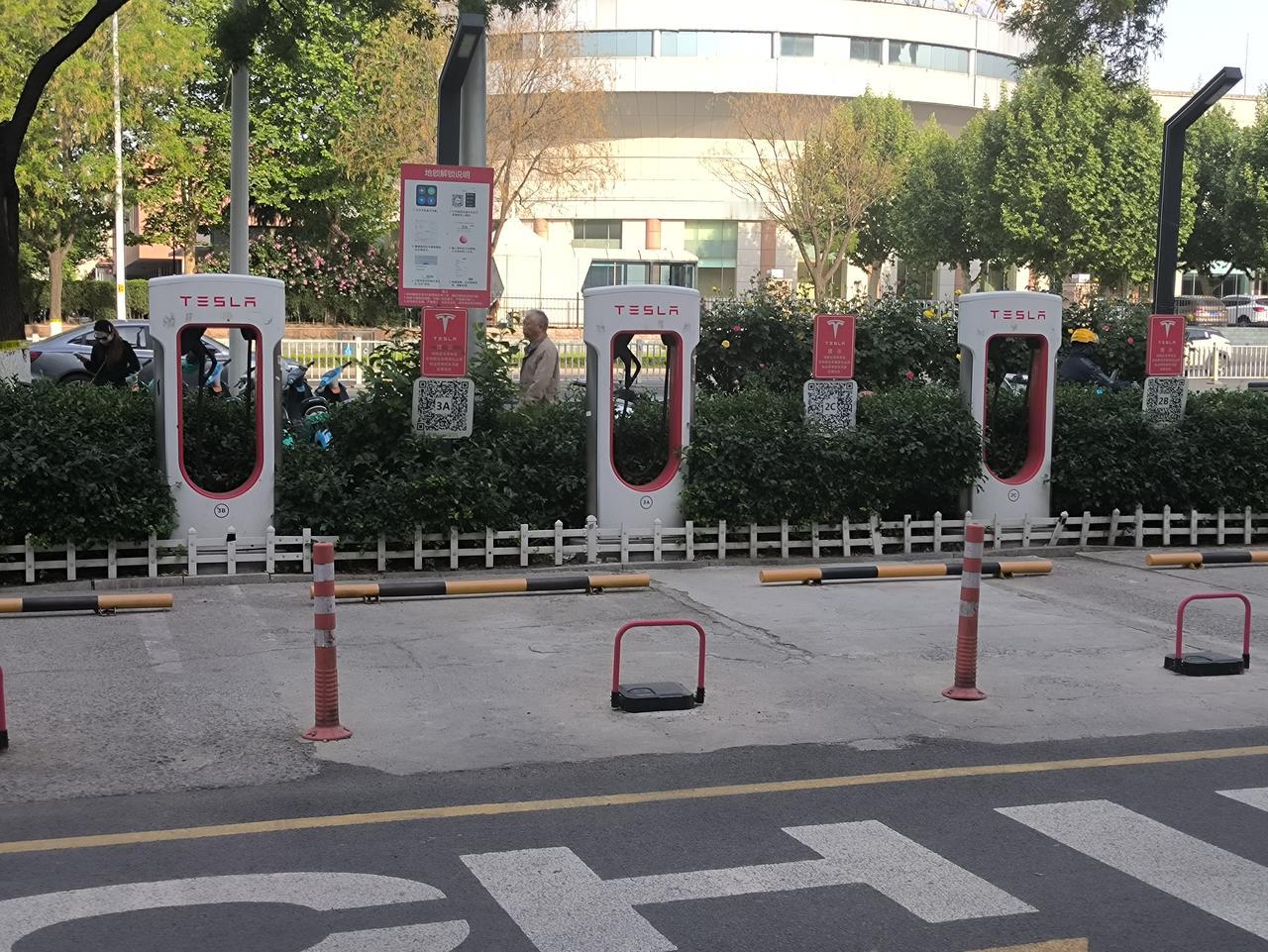 山东淄博最早的响应国家双碳战略以及绿色低碳发展的充电设施。
位于柳泉路原沃尔玛超