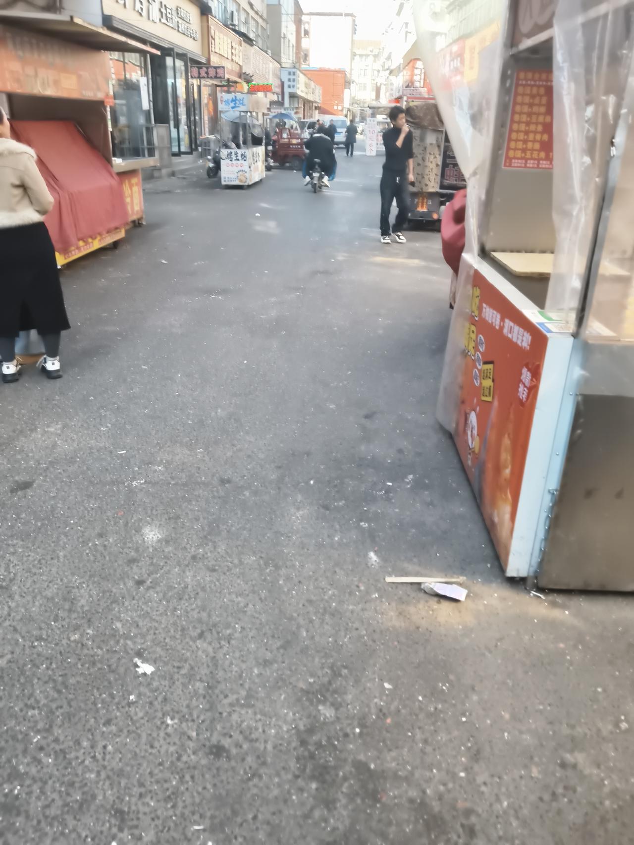 新年爱好打卡没想到小吃一条街已经都开始做生意了。现在的吃的东西也是越来越贵了。买