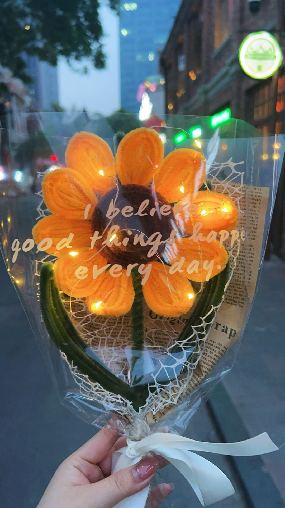 这个点胃不舒服想喝碗热热的馄饨，第一次遇上无声骑手送餐，用手语跟对方说了谢谢，从