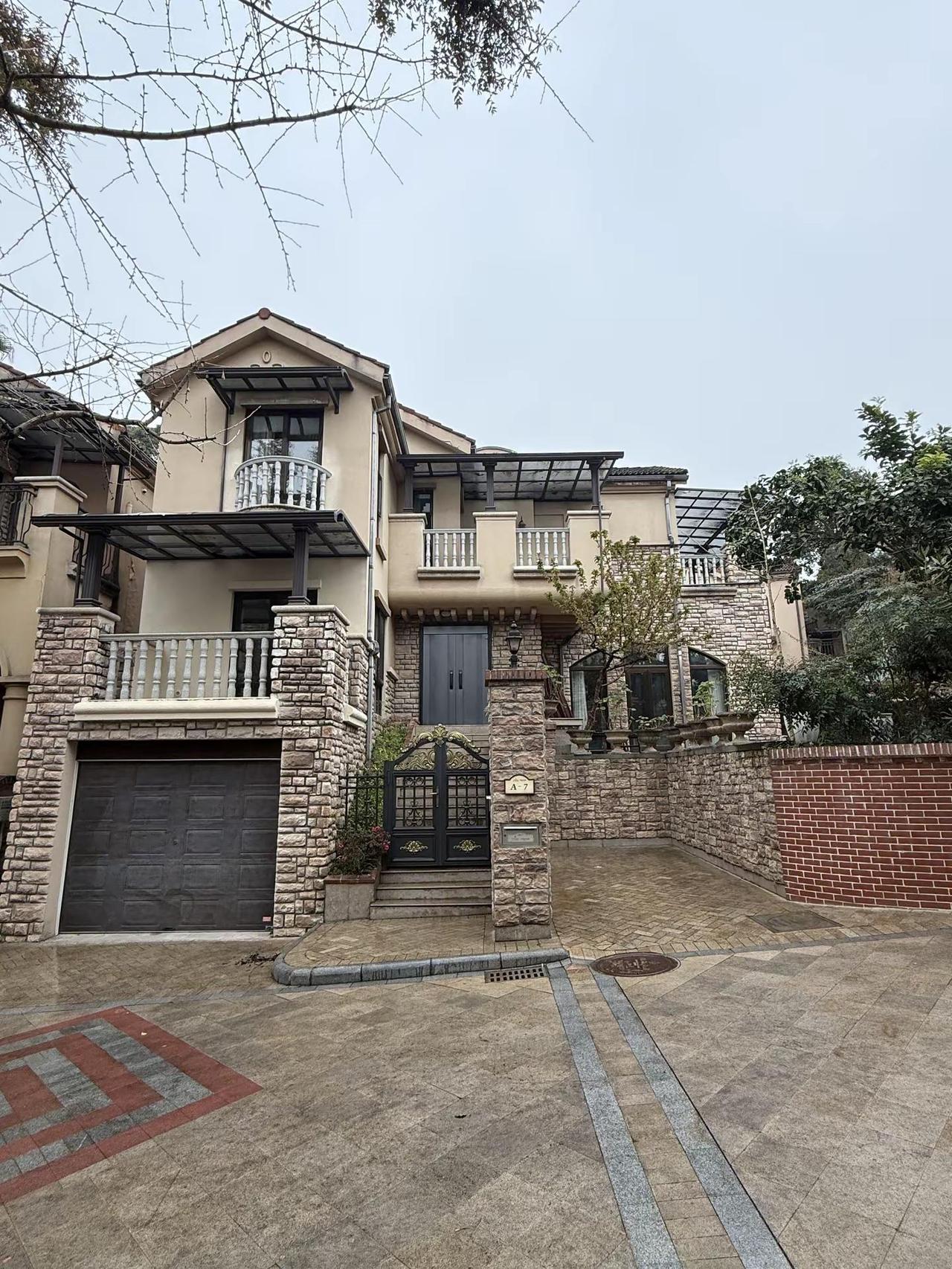 320万捡漏222 ㎡精装纯独栋‼️。📍坐标：置信牧山丽景一期🏡 222平纯