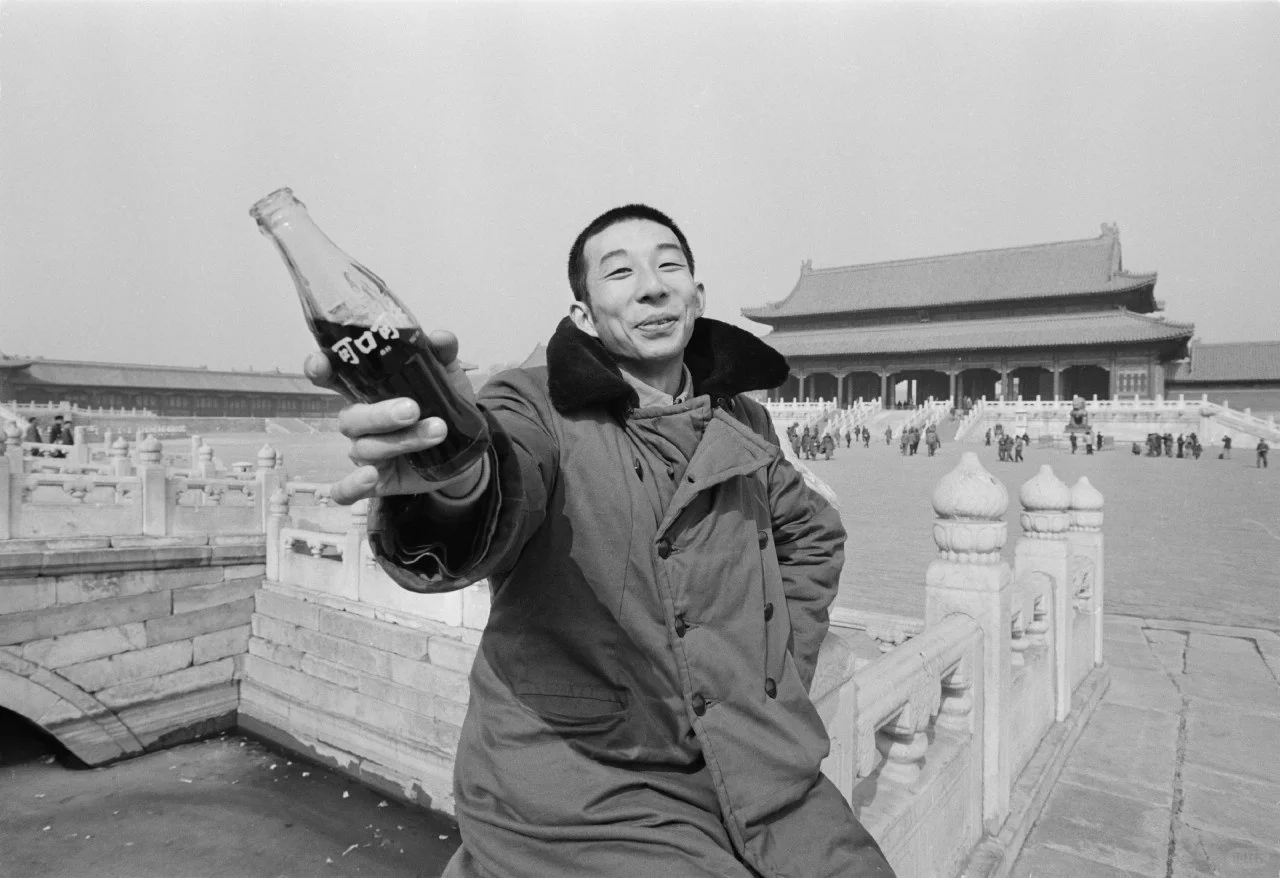 1981年，北京故宫，“尝起来马马虎虎”，一个年轻人这样评论可口可乐的...