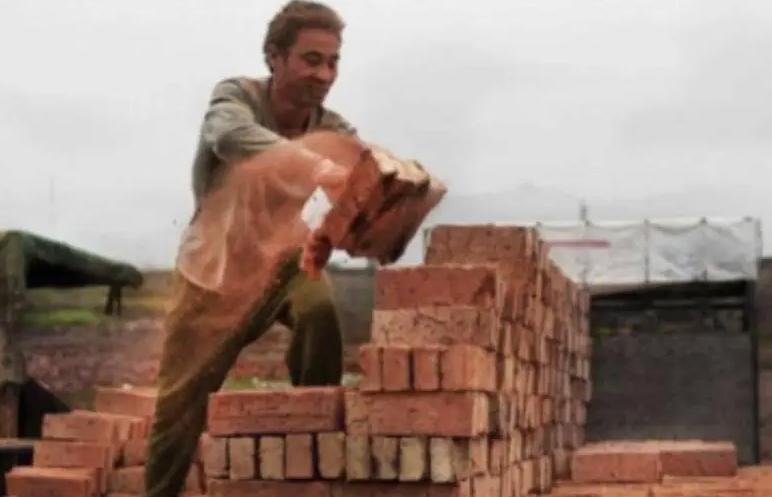 1971年，成都公安局接到举报，说有个叫周春银的搬砖工自称是神枪手，且现场拿出真