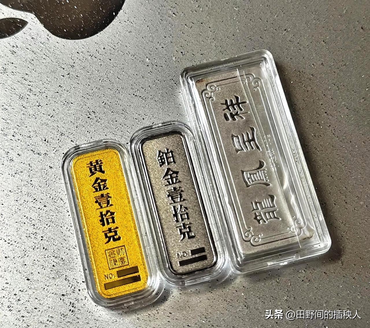 手里有黄金的朋友，最近真是太难了！

今天金价波动特别大，一上午就跌了不少，不少