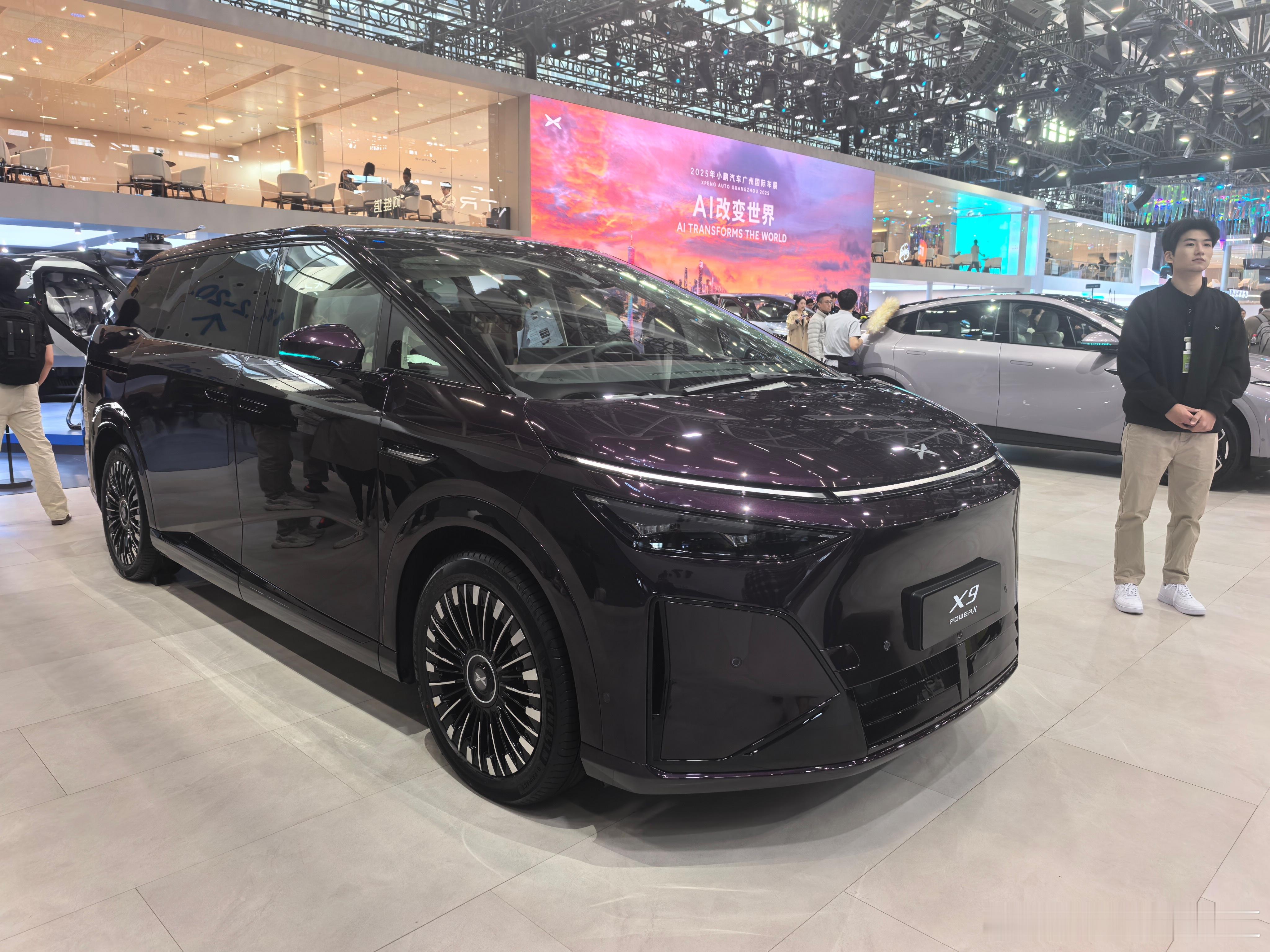 小鹏X9增程版首发亮相，共推2款车型，售价30.98 - 32.98万元。新车定