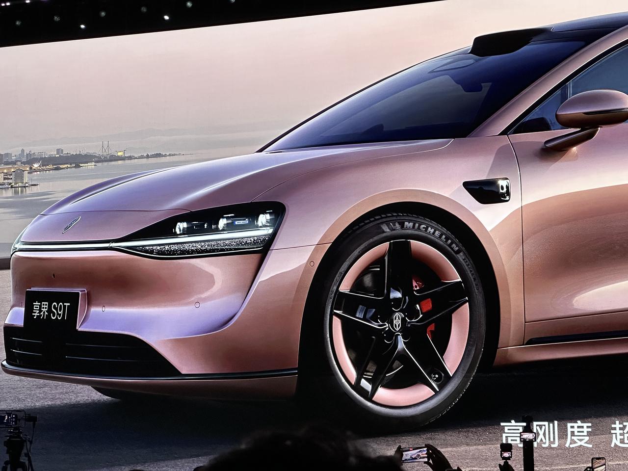 享界S9和S9T又出新皮肤了！
享界S9新增“月绒白”配色，配20英寸双十辐星熠