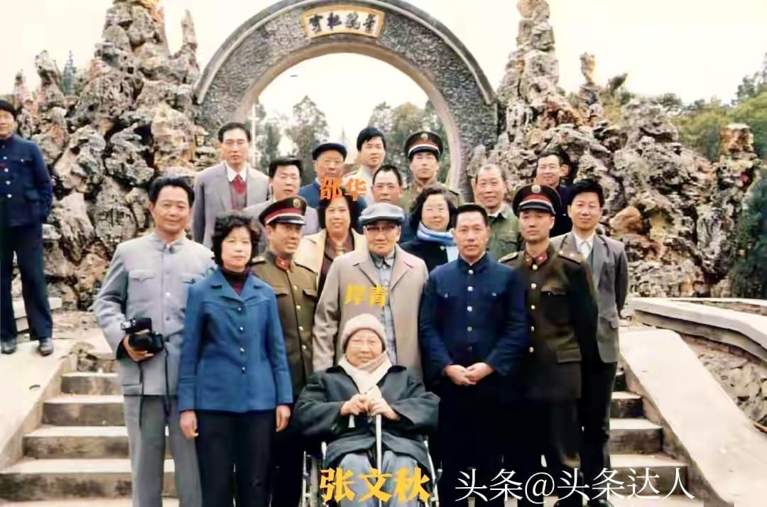 1986年，毛岸青和邵华陪岳母回湖北探亲：一张合影，看哭多少人