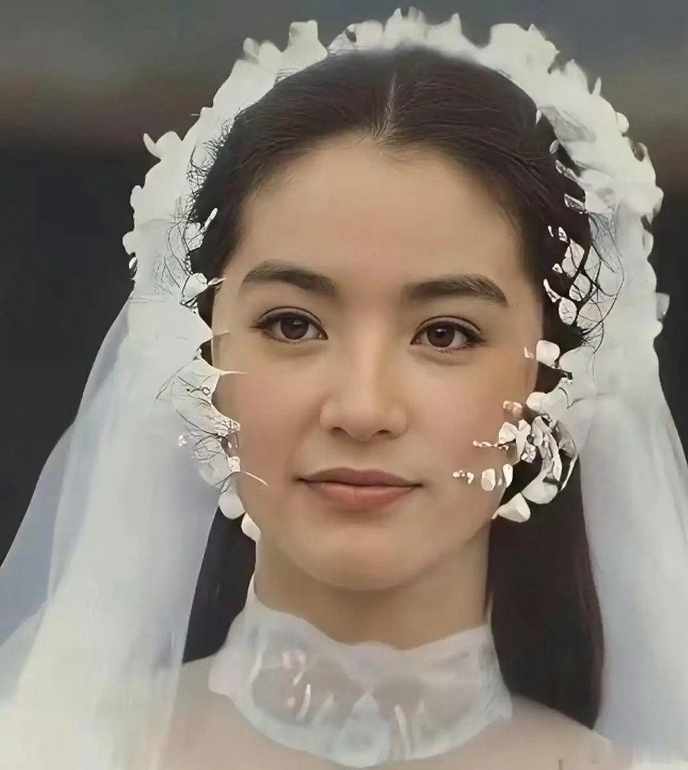 当年被全网笑话“又土又壮”的那件婚纱，居然是香奈儿老佛爷求着林青霞穿的高定孤品，