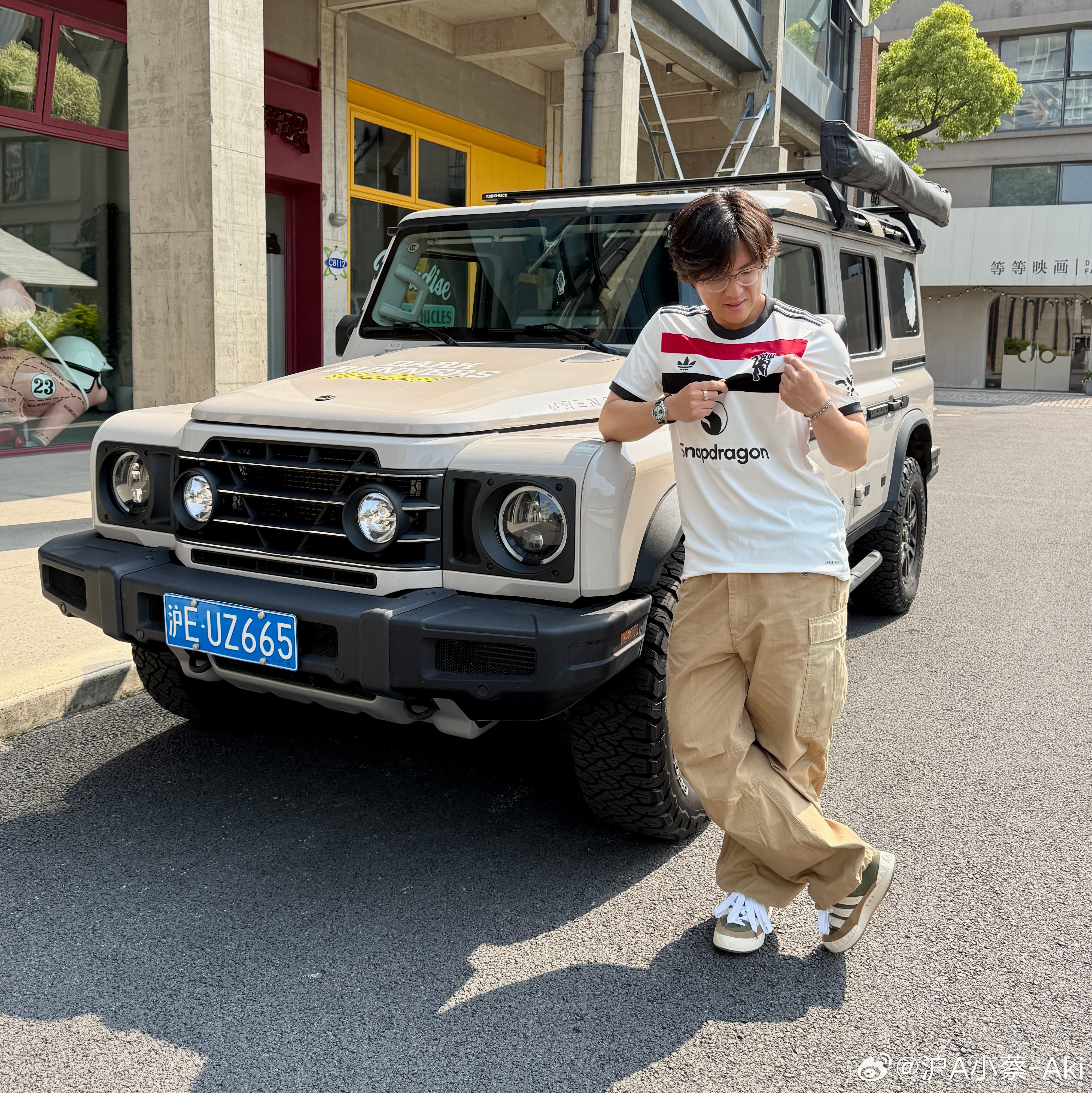 曼联球迷开上了曼联老板造的车这多少得带点信仰 ​​​