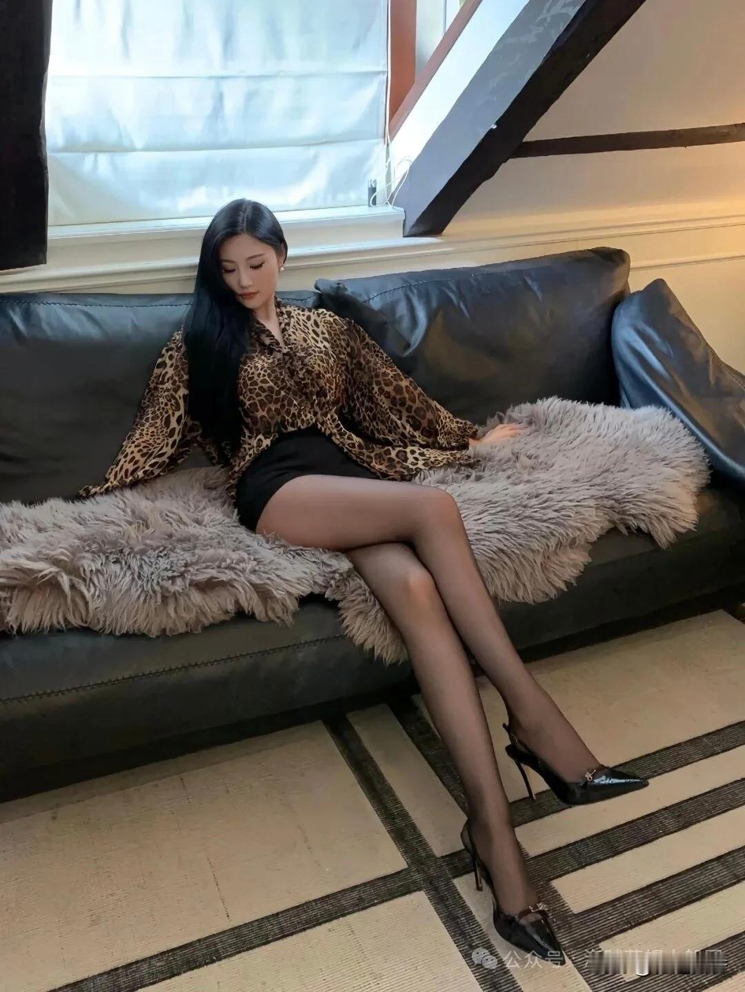 优雅黑丝与豹纹的完美结合，尽显都市女性魅力！