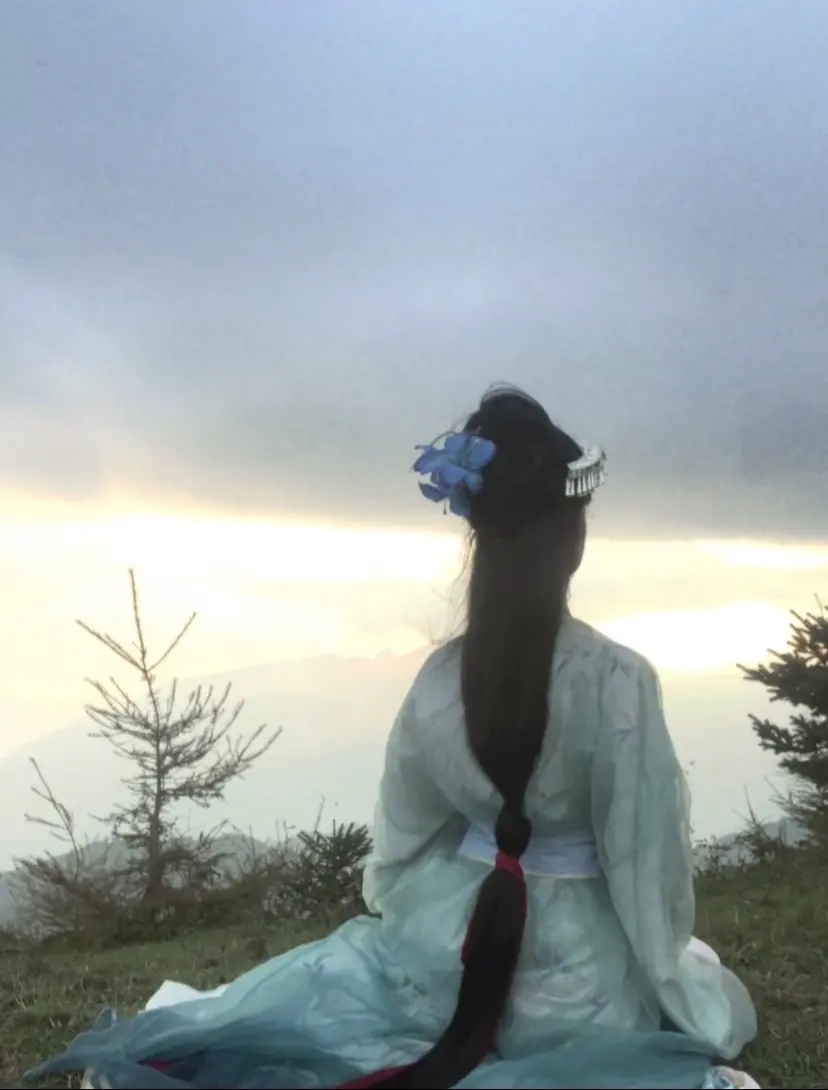 “我？我是这片山林的守护者。”