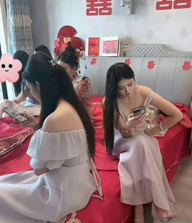 伴娘比新娘还好看，我怀疑在抢风头 