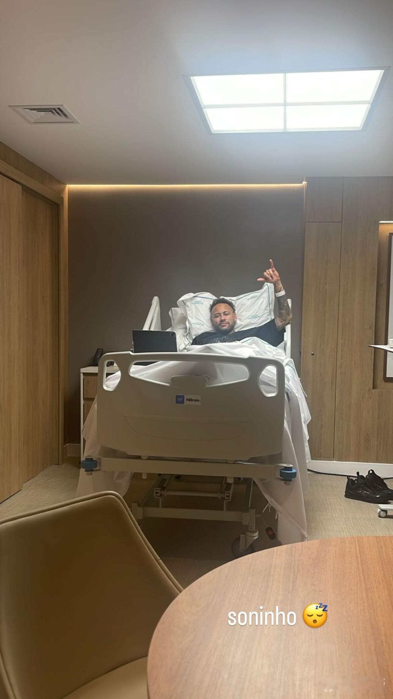 快迅快迅：内马尔 手术成功！
        
          桑托斯官方：