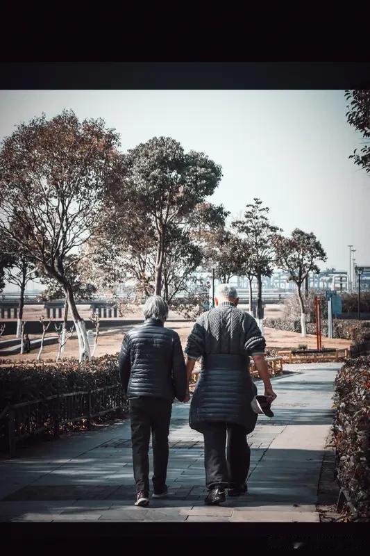 人间情,尘世爱,相守相伴情为谁? 人间情，尘世爱，这问题就像一团迷雾。我想起身边