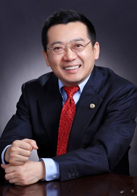 “绝不允许他再回中国！”2010年，中国科学家潘锦功制造出发电玻璃，希望帮助祖国