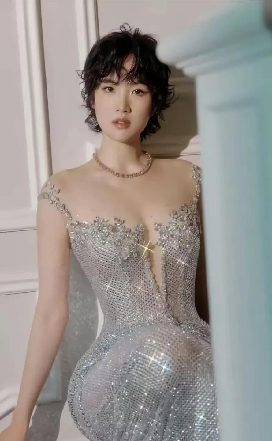 华为老总任正非的小女儿姚安娜，“爆瘦”20斤后，不仅身材变好了，人也变漂亮了不少